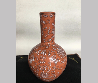清乾隆年制款珊瑚紅釉白菊花紋天球瓶